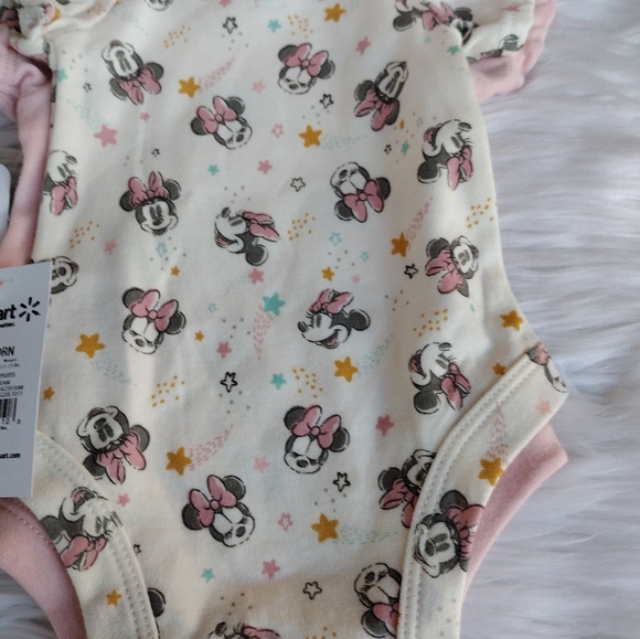 Lots of newborn burp clothes and one pieces - Picture 4 of 7